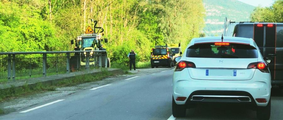 DOUSSARD | Mini carambolage dans une zone de chantier mobile