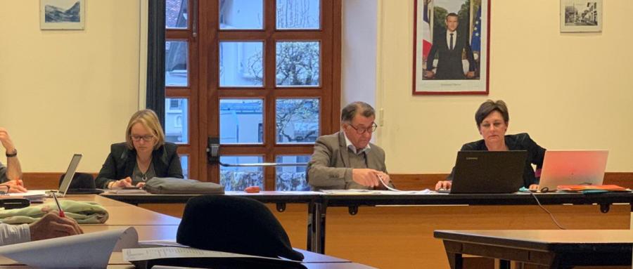 DOUSSARD | Le maire démet la première adjointe de ses délégations