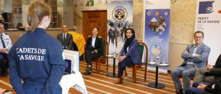BASSENS | La secrétaire d’État Sarah El Haïry échange avec les cadets de la gendarmerie