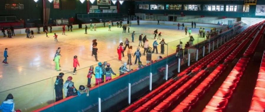 Annecy : la patinoire Jean Régis rouvre ses portes, mais pas pour tout le monde...