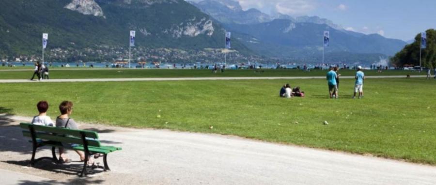 Lac d’Annecy : une vague d’électrification pour les bateaux du Pâquier, le stationnement et la circulation modulés