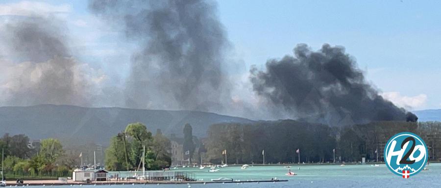 ANNECY | Impressionnant feu de toiture