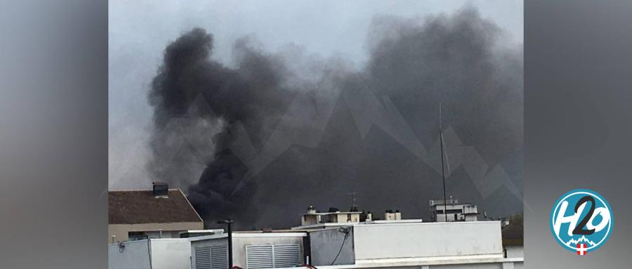 ANNECY | Impressionnant feu de toiture