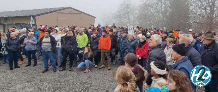 À Saint-Ours, une habitante se plaint du bruit des poules d’un élevage, tout le village derrière l’agricultrice