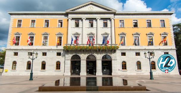 Hommage à Dominique Bernard : à Annecy, une minute de silence observée devant l'hôtel de ville